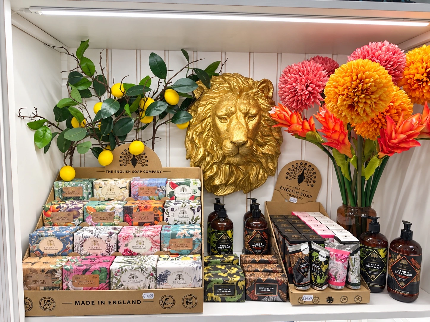 Geschenkpräsentation mit goldenem Löwen und besonderen Tropfen
