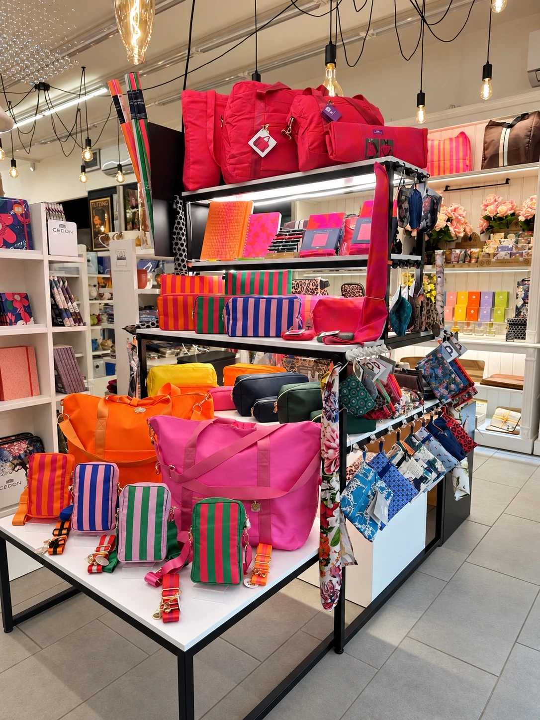 Taschen und farbenfrohe Accessoires